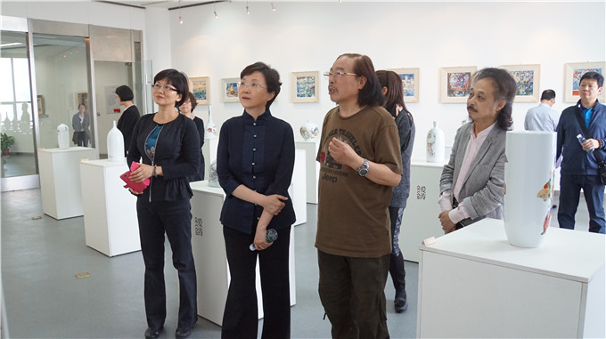 王燕文参观爱涛艺术中心艺术展